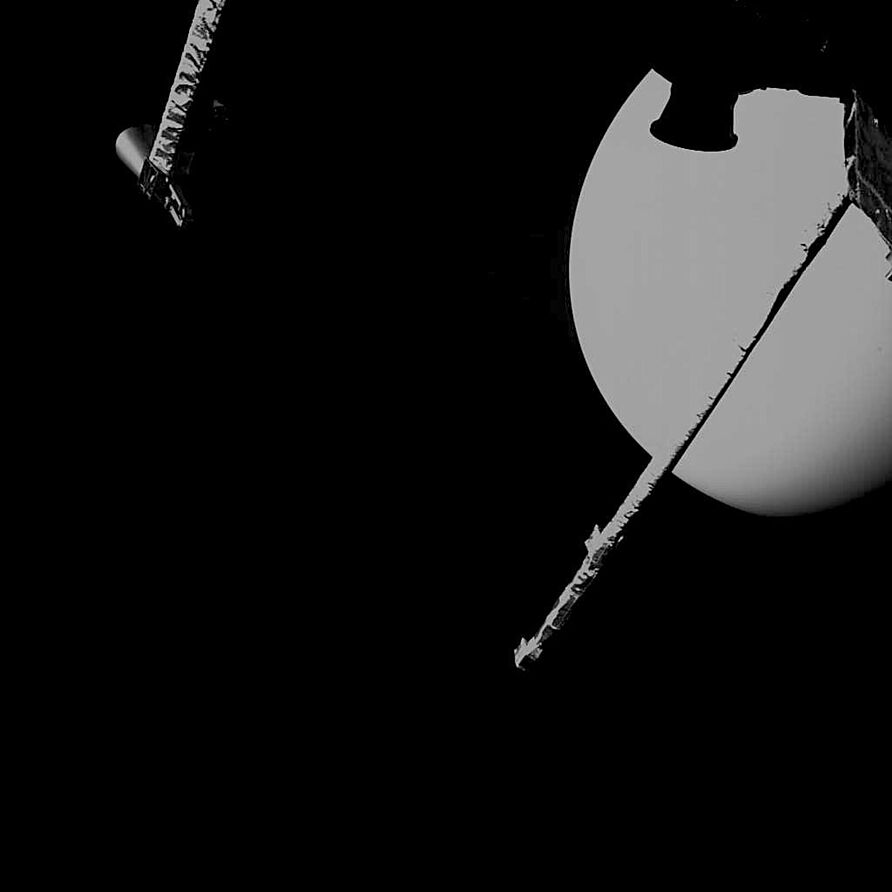 Selfie des BepiColombo-Satelliten mit dem Magnetometerausleger und der Venus im Hintergrund.
