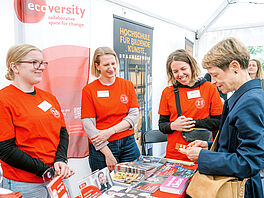 Prof. Angela Ittel (Präsidentin der TU Braunschweig) am Ecoversity Stand im MWK-Zelt.