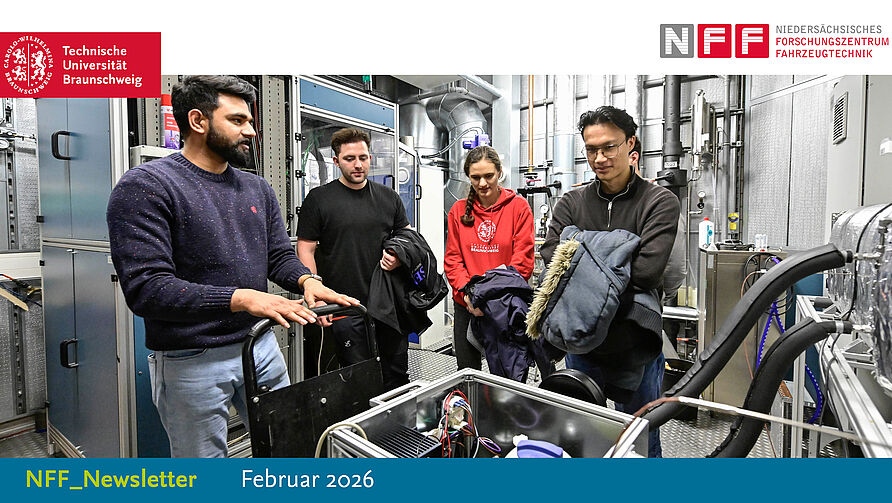 Studierende schauen sich Motorenprüfstand im NFF an.