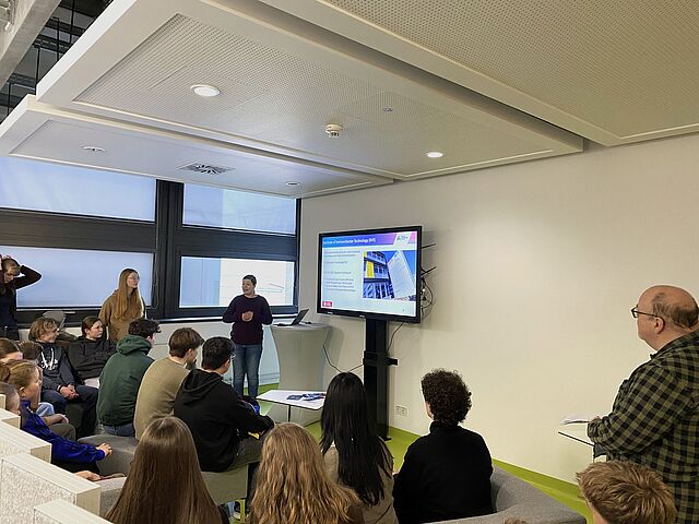 Eine Angestellte des LENA erklärt Schülerinnen und Schülern was das Institut forscht