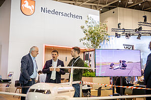 Dr. Lutz Bretschneider erklärt interessierten Gästen CLIME