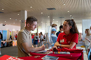 Ein Schüler lässt sich am Stand der Carl-Friedrich-Gauß-Fakultät beraten.