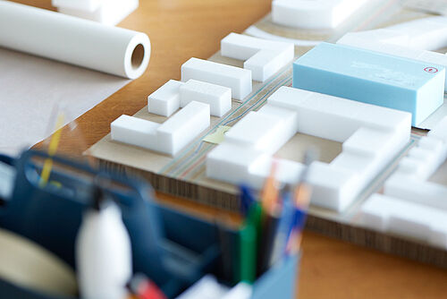 Modellfoto mit Skizzenrolle