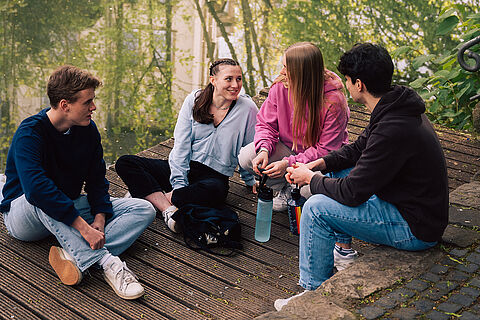 Studierende chillaxen an der Oker