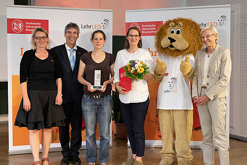 Gewinnerfoto der Lehrenden mit Vizepräsidentin, Vizepräsident und Staatssekretärin