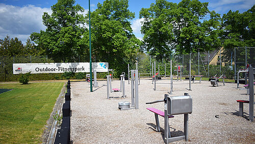 Outdoor-Fitnesspark des Sportzentrums mit blauem Himmel