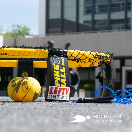 Sportgeräte auf dem Universitätsplatz