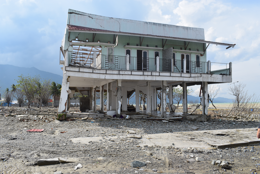 Palu Tsunami Survey - Aufgeständerter Haus