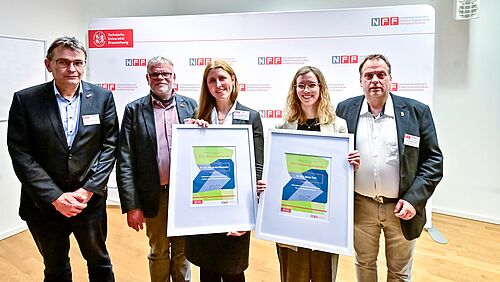 Verlehung des 6. NFF-Doktorandenpreis am 11.1.2025 in Braunschweig: Preisträgerinnen mit NFF-Vorstandssprecher und Doktorvätern