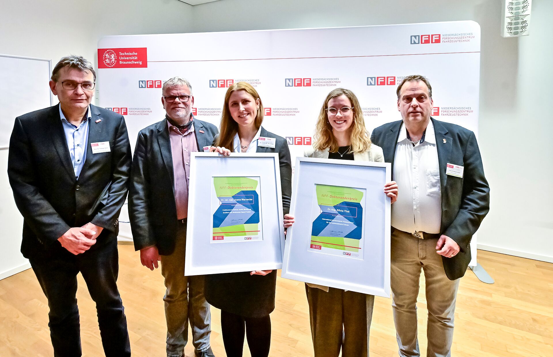 Verlehung des 6. NFF-Doktorandenpreis am 11.1.2025 in Braunschweig: Preisträgerinnen mit NFF-Vorstandssprecher und Doktorvätern