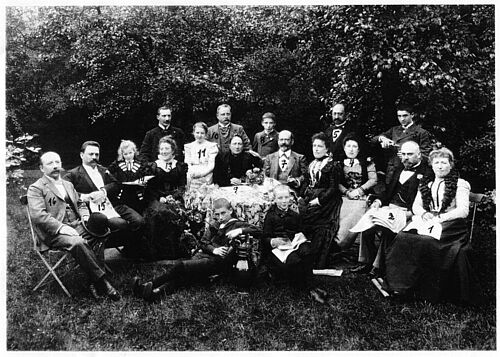 Das Bild zeigt die Familie Arnhold