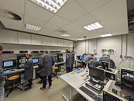 Schulungsteilnehmer führen selbstständig Übungen am DSR durch