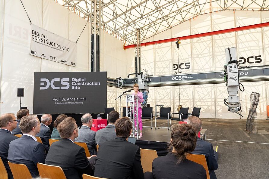 Die Präsidentin der TU Braunschweig, Angela Ittel, begrüßte die Eröffnung der Digital Construction Site als wegweisenden Meilenstein.