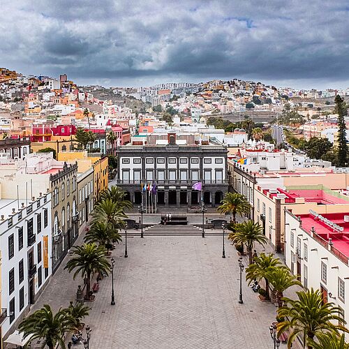 Innenstadt von Gran Canaria mit weißen und roten Betonhöusern