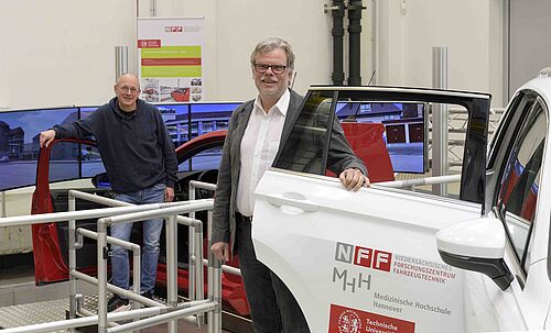 NFF-Mitglieder Prof. Vollrath und Prof. Deserno im NFF-Prüfstand zum hochautomatisierten Fahren (v.l.n.r.).