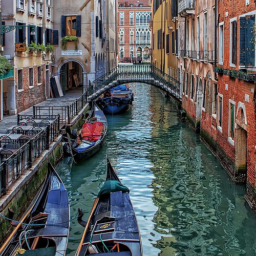 Gondel in Venedig, die durch einen Kanal fährt