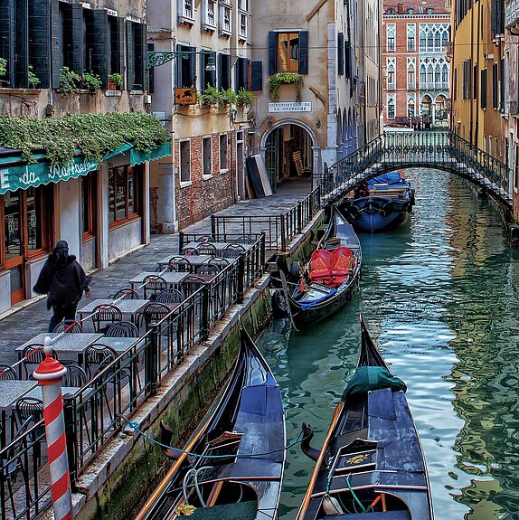 Gondel in Venedig, die durch einen Kanal fährt