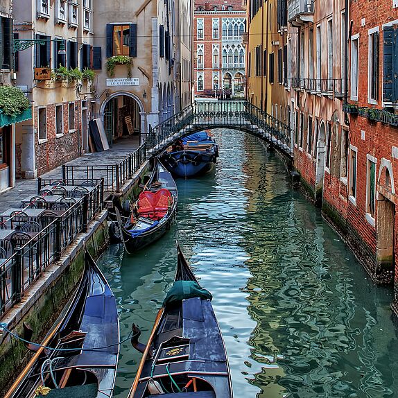 Gondel in Venedig, die durch einen Kanal fährt