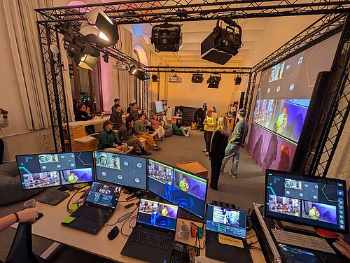 verschiedene Mischpulte und Streaming-Rechner