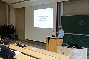 Talk of P. Havel (Vermessung-3D) on flight clearances in practice.