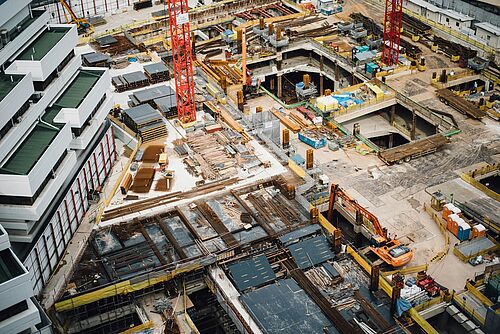 Luftaufnahme einer Baustelle in der Stadt.