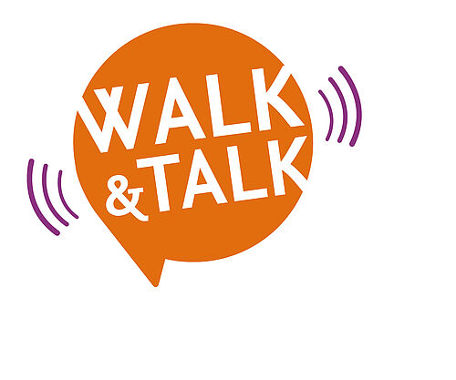 Orangener Button mit Aufschrift Walk&Talk