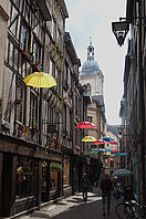 Eine Straße in Rouen, die mit bunten Regenschirmen geschmückt ist.