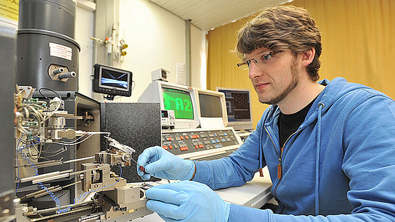 Einbau einer Probe in ein Raster-Elektronen-Mikroskop am Institut für Halbleitertechnik