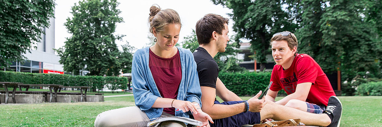 Studierende auf dem Campus 