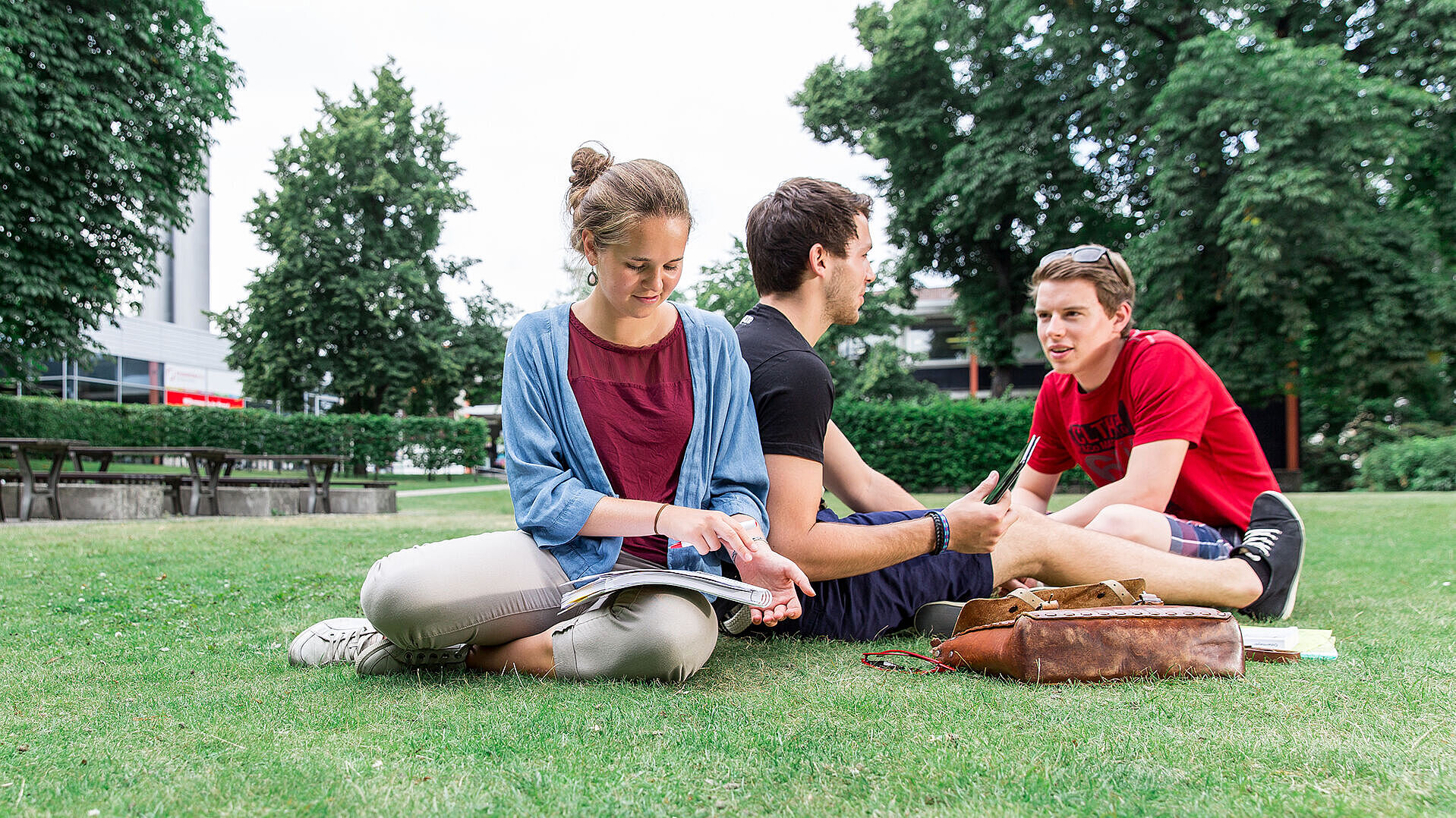 Studierende auf dem Campus