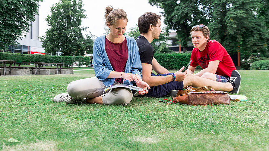 Studierende auf dem Campus