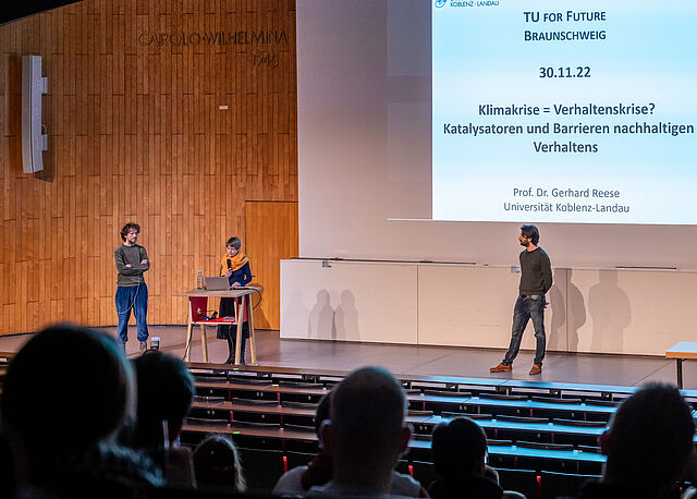 Prof. Reese, Präsidentin Ittel und Lukas Meuer eröffnen die Sitzung.