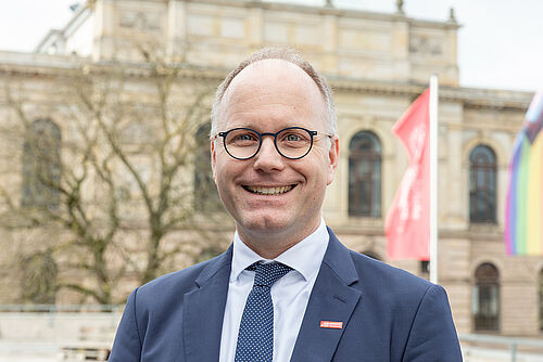 Prof. Lars Schnieder