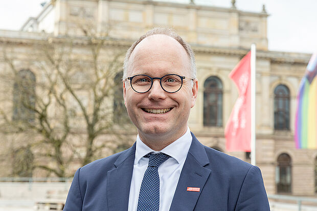 Prof. Lars Schnieder