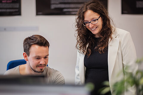 Professorin Simona Silvestri im Gespräch mit einem Kollegen.