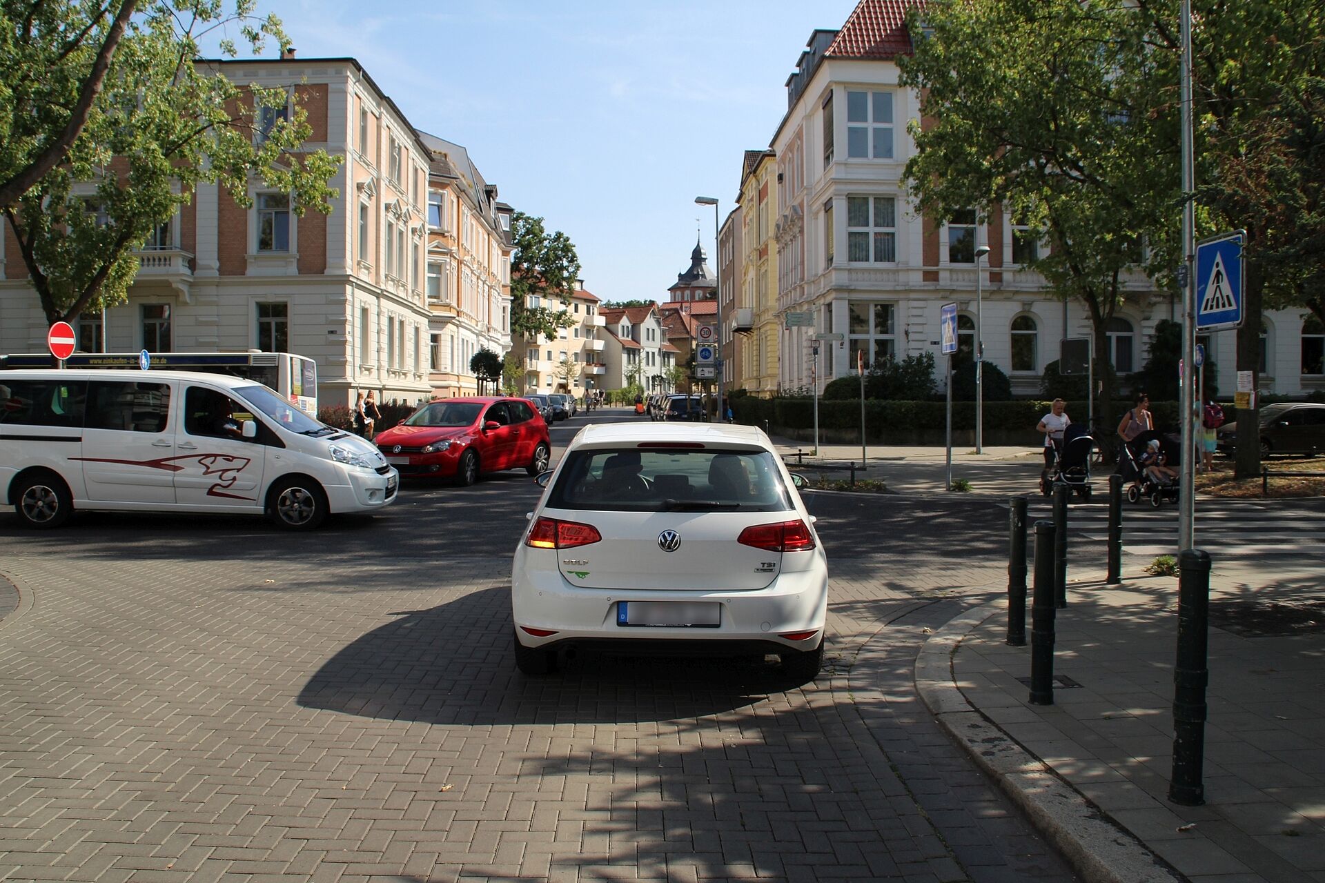 Picture with 3 cars on a crossing