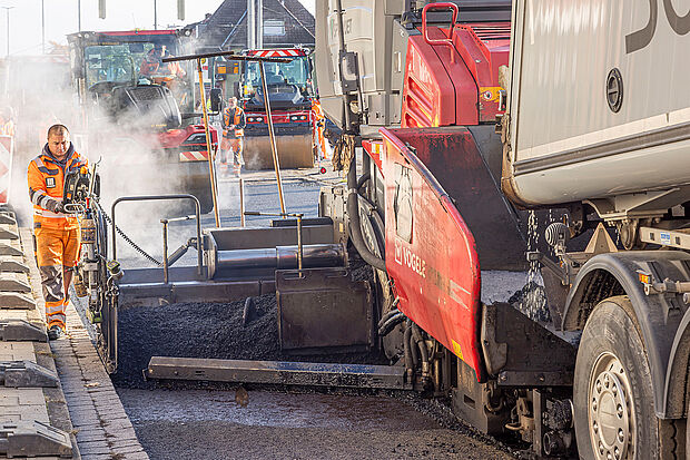 Vom Labor auf die Straße: Das neue Asphaltmischgut wird eingebaut. 