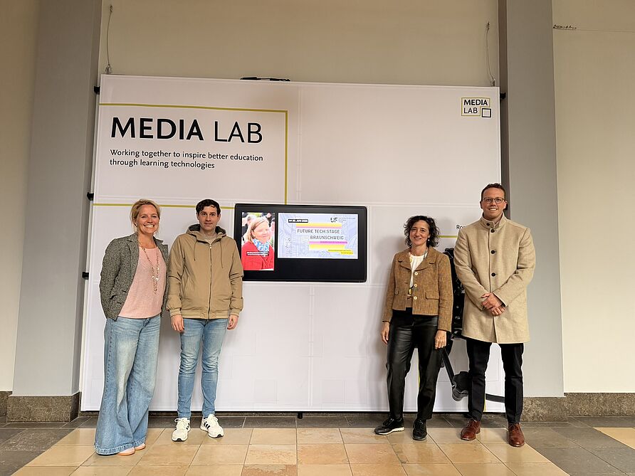 Gruppenfoto Ann-Marie Nienaber, José María Sanz Martín, Pilar Muñoz Romero und Nico Brandes 