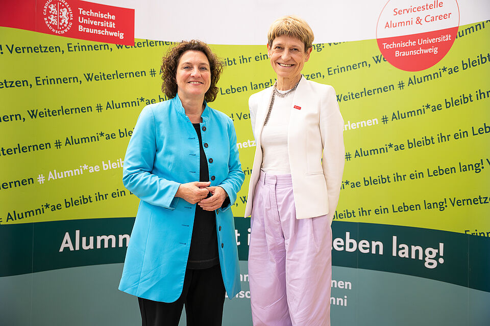 Dr. Carola Reimann, Vorstandsvorsitzende des AOK-Bundesverbands, und Universitätspräsidentin Prof. Dr. Angela Ittel