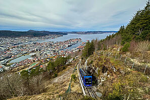 Panorama-Blick über die norwegische Stadt Bergen mit der elektrischen „Fløibahn".
