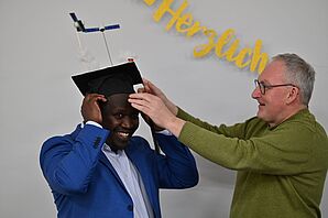 Übergabe des Doktorhuts