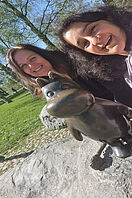 Zwei TU-Mitarbeiterinnen nehmen ein Selfie mit einer Mumin-Statue auf. 