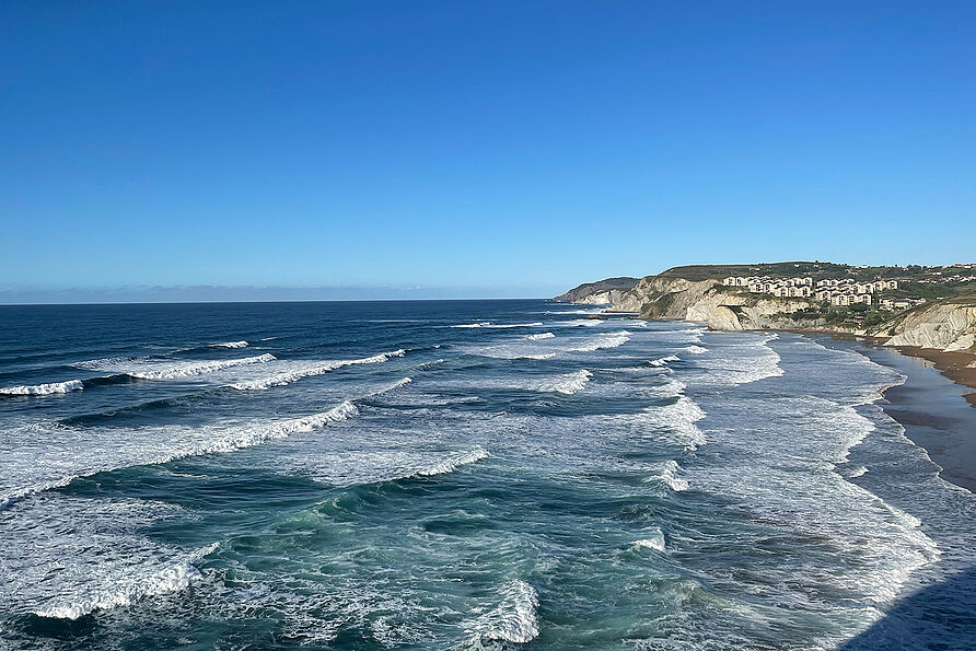 Der Anstieg des Meeresspiegels stellt Küstengemeinden vor bisher unbekannte Herausforderungen. Hier ein Blick auf die Küste in Nordspanien.