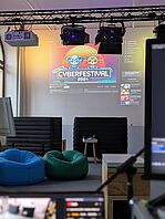 Eine Projektion des CyberFestival-Logos an der Wand des Media Labs