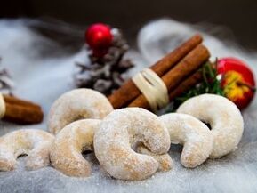 Vanillekipferl und weihnachtliche Dekoration