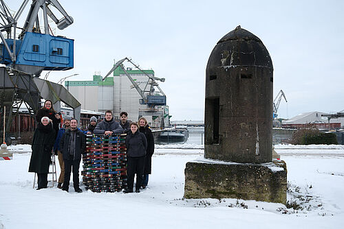  Performance "Verschwinden im Verbinden". Bildnachweis: Stella Flatten   Die Seminargruppe am Braunschweiger Hafen neben der Westermann Splitterschutzzelle.