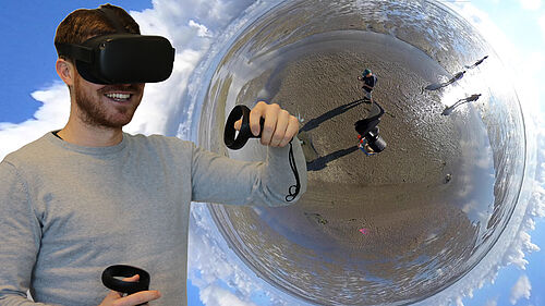 Bild einer Person mit VR-Brille im Wattenmeer