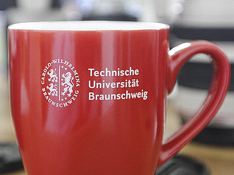 roter Becher mit Logo der Technischen Universität Braunschweig