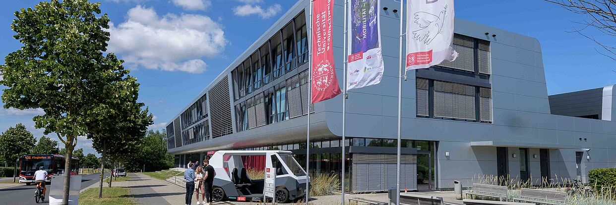 Forschungsfahrzeug RAION vor dem NFF-Gebäude 