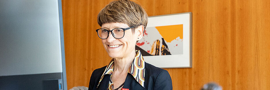Präsidentin Prof. Dr. Angela Ittel an einem Computer